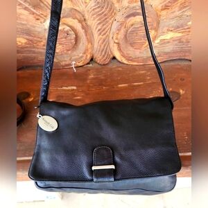 Vintage Kenneth Cole New York black leather shoulder bag.